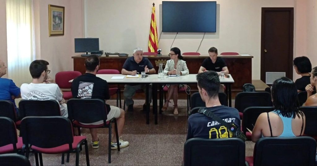 Un moment de la trobada, a la sala de plens de l'Ajuntament.