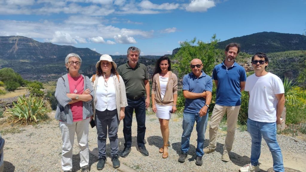 El director dels Serveis Territorials de Cultura a Tarragona amb membres de l'Ajuntament, a Siurana.