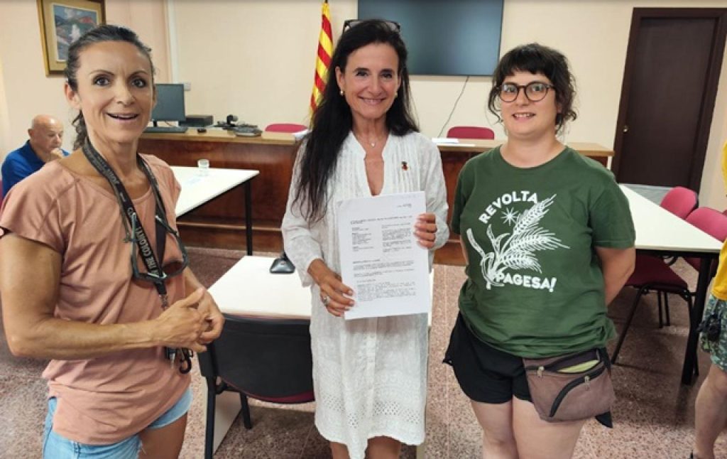 L'alcaldessa mostrant l'acord aprovat al Ple.