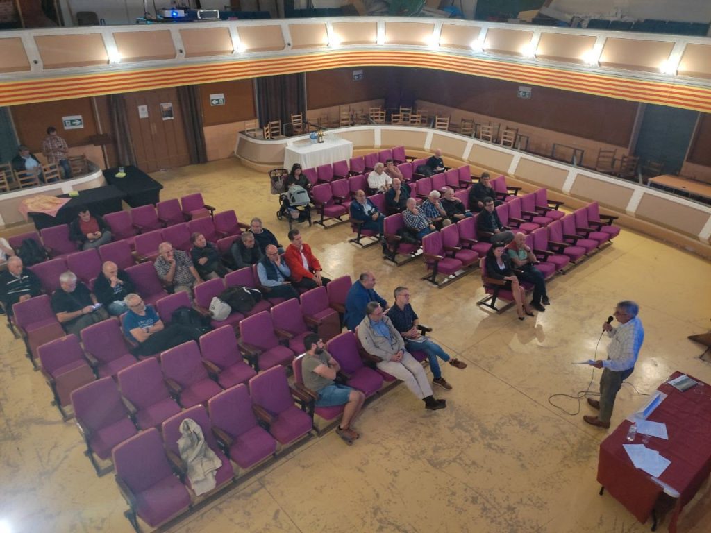Elsl assistents a l'acte, al teatre de la Renaixença.