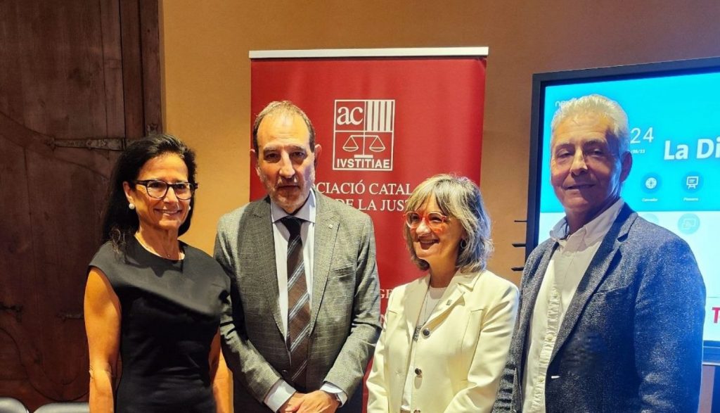 El jutge de pau de Cornudella de Montsant amb el Conseller de Justícia i Qualitat Democràtica a l'acte celebrat a Vinebre.