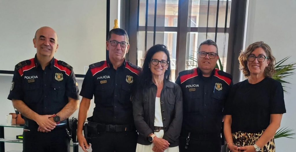 L'alcaldessa de Cornudella de Montsant, Meritxell Cardona, amb els ponents de la jornada de formació.