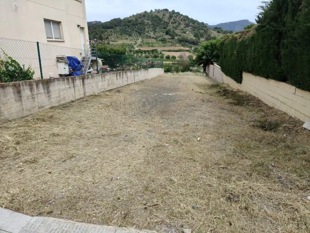 Parcel·la desbrossada per evitar el risc d'incendi.
